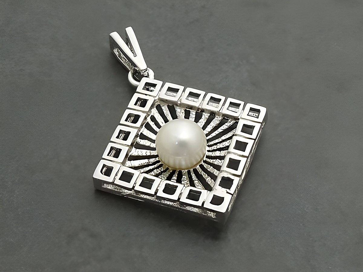 Filigraner Silber Anhänger mit rhodiniertem Finish, feminin gestaltet, ziert eine Zuchtperle in der Mitte, stammt von Juwelier Harnisch und ist mit feinen Details versehen.