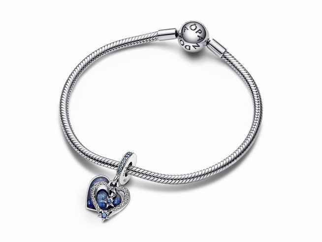 Pandora Charm 792356C01 aus Sterling Silber mit einem Steinmix und blauer Emaille in Herzform, an einem eleganten Armband befestigt, ideal für stilvolle Akzente.