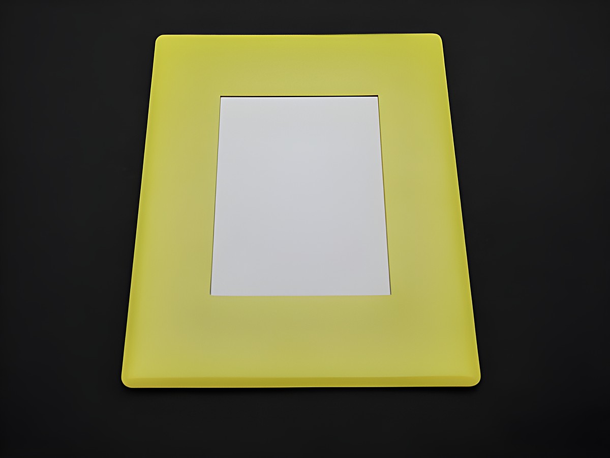 Ein gelber Bilderrahmen aus Kunststoff mit den Maßen 7 x 5,5 cm, geeignet für Bilder in der Größe 4 x 3 cm, ermöglicht individuelle Gravuren und ist ideal zur Präsentation von Fotos.