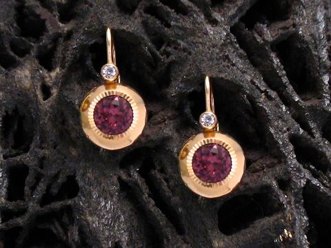 Lila facettierte Gold Ohrhänger mit Stein vom Hersteller Juwelier Harnisch, elegant und funkelnd, ideal für besondere Anlässe oder den Alltag.