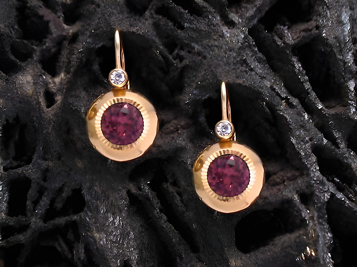 Lila facettierte Gold Ohrhänger mit Stein vom Hersteller Juwelier Harnisch, elegant und funkelnd, ideal für besondere Anlässe oder den Alltag.