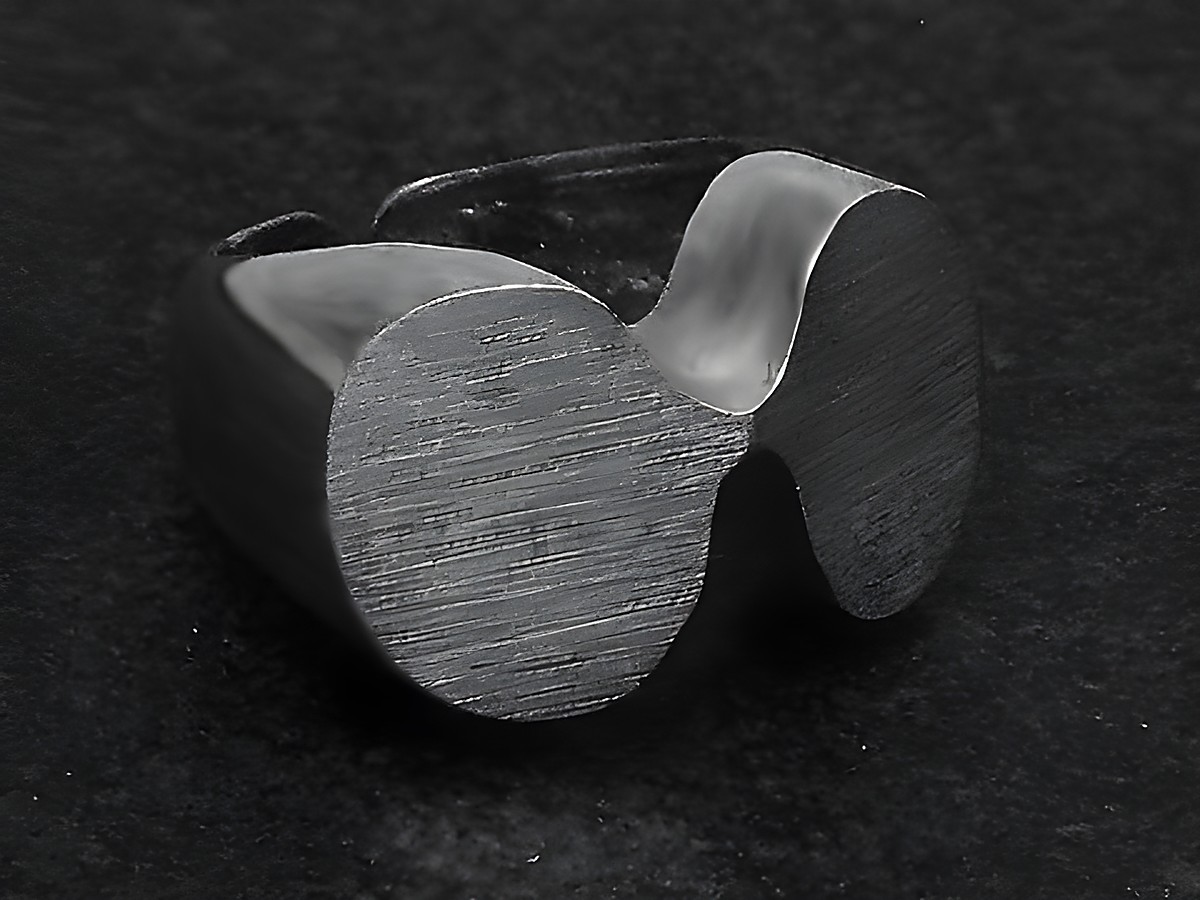 Silberring DESIGN EXTRAVAGANT Gr. wenig verstellbar, Hersteller: Juwelier Harnisch, ohne Stein, präsentiert sich mit modernem, geschwungenem Design und satiniertem Finish.