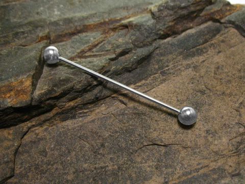 61356-0 Kragennadel aus versilbertem Material, rund mit zwei Kugeln an den Enden, hergestellt von Juwelier Harnisch, ideal für das Anstecken an Kleidungsstücken.