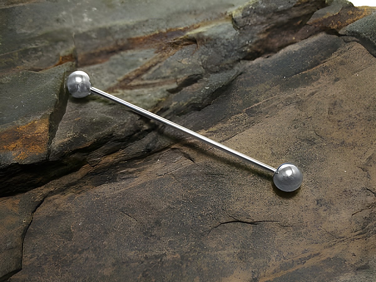Kragennadel aus versilbertem Material, rund mit zwei Kugeln an den Enden, hergestellt von Juwelier Harnisch, ideal für das Anstecken an Kleidungsstücken.