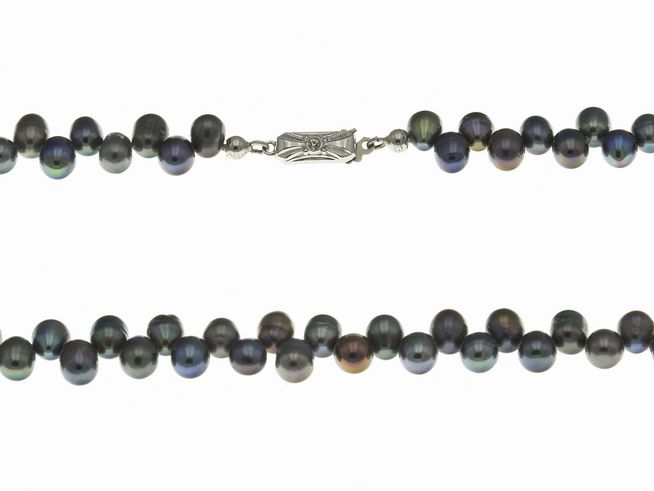 Perlenkette 42 cm Aubergine farbend aus Süßwasser Zuchtperlen mit einem eleganten Verschluss, ideal für stilvolle Anlässe, Hersteller Juwelier Harnisch, bunt gestaltet.