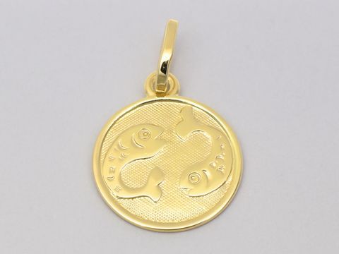 Goldener Anhänger mit dem Sternzeichen Fische, poliert, Durchmesser 14 mm, zwei stilisierte Fische imdesign, hergestellt von Juwelier Harnisch.
