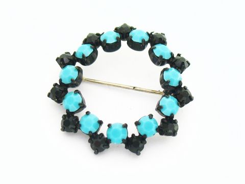 60347-0 Runde Brosche in Schwarz und Türkis, gefasst, neu, Juwelier Harnisch, mit Türkis-Look, dekorativ und elegant, ideal für stilvolle Accessoires.