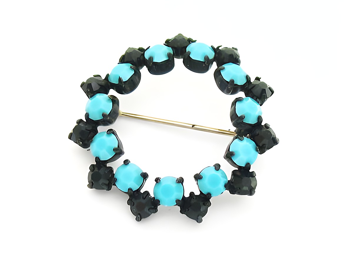 Runde Brosche in Schwarz und Türkis, gefasst, neu, Juwelier Harnisch, mit Türkis-Look, dekorativ und elegant, ideal für stilvolle Accessoires.