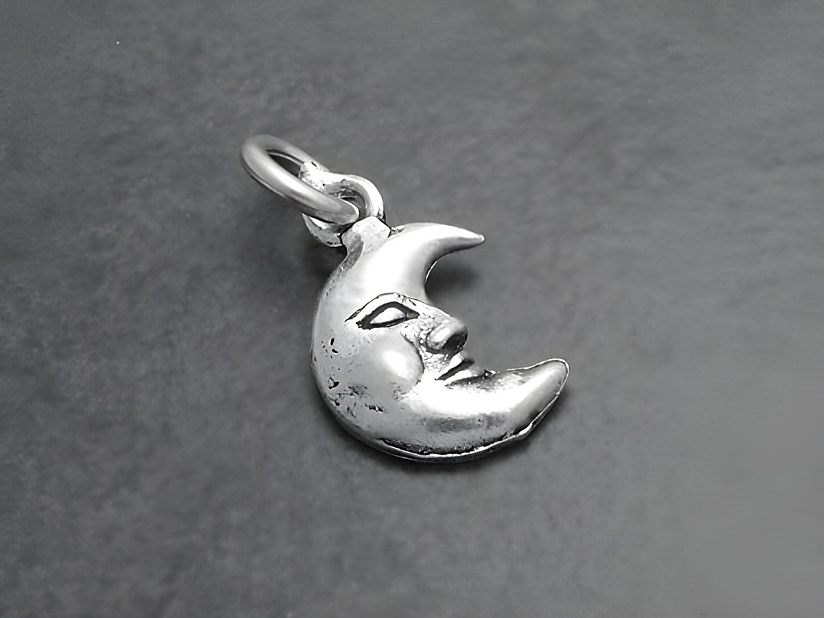 Kleiner Mond -925 Sterling Silber Anhänger MONDSCHEIN mit einer detaillierten Mondform und Gesichtszügen, ideal für Schmuckliebhaber, Hersteller Juwelier Harnisch, Sonne Mond Sterne.