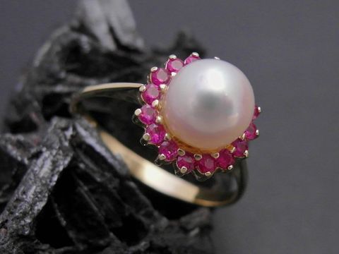 Gold Perlen Ring nostalgisch Gr. 58,5 mit 7,2 mm Zuchtperle und synthetischen Rubinen, Hersteller Juwelier Harnisch, bis Gr. 60/19.