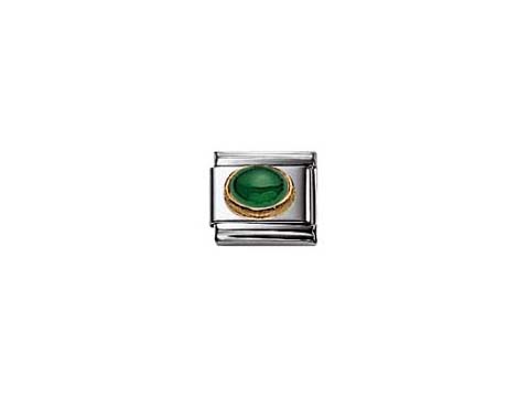 Das Bild zeigt eine Classic OVAL SMARAGD Elemente von Nomination, mit einem ovalen grünen Smaragd in einem goldenen Rahmen, umgeben von silbernem Metall.