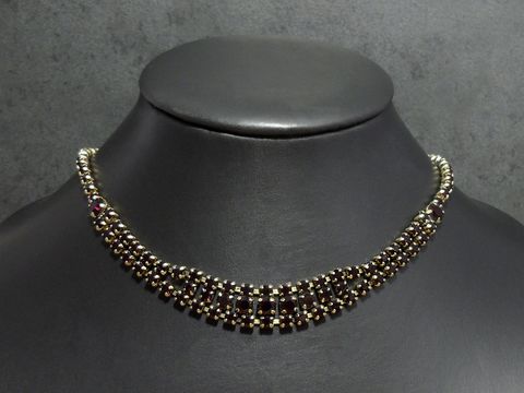 Strass Kette in aufregendem GRANATROT, 40-43 cm lang, goldfarben, mit eleganter goldfarbener Fassung, Hersteller Juwelier Harnisch, ideal für besondere Anlässe.