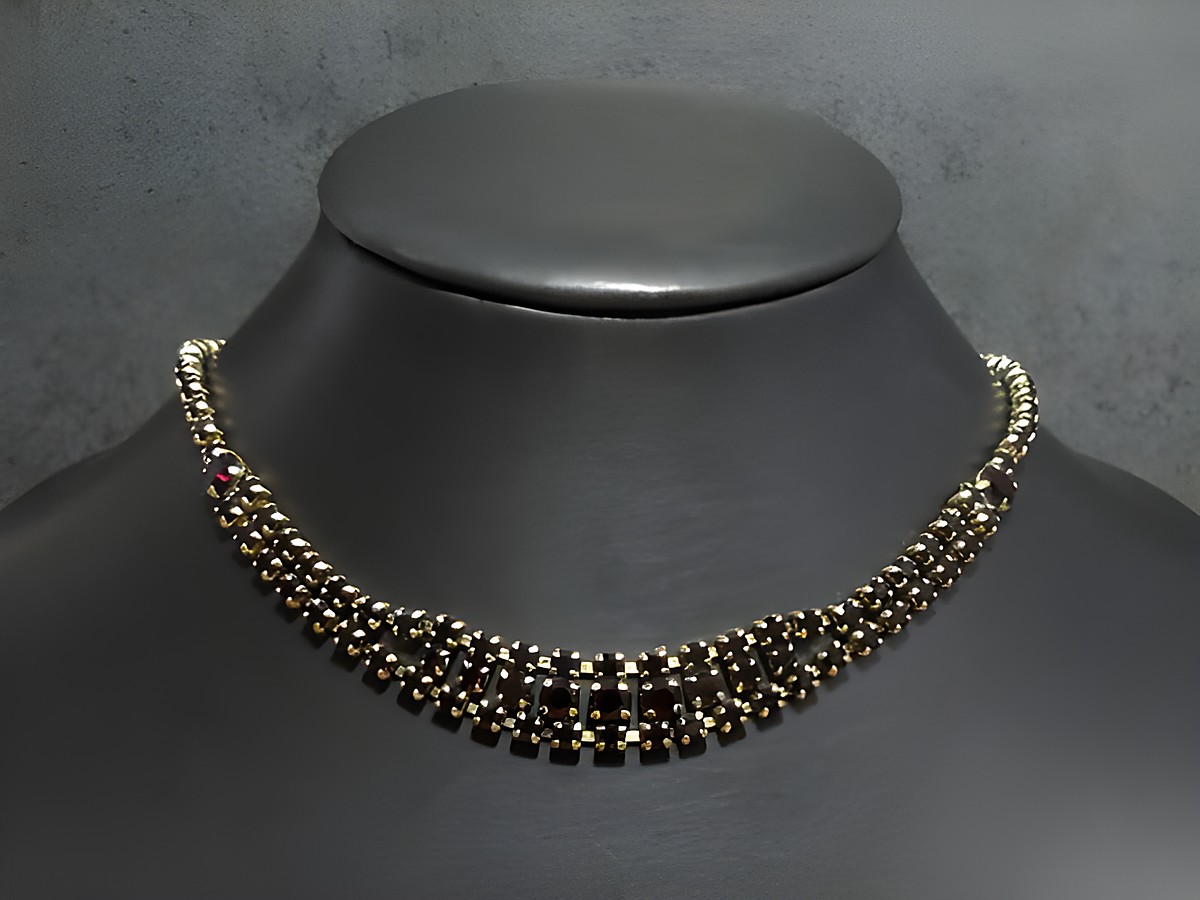 Strass Kette in aufregendem GRANATROT, 40-43 cm lang, goldfarben, mit eleganter goldfarbener Fassung, Hersteller Juwelier Harnisch, ideal für besondere Anlässe.