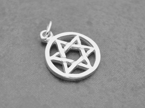 39197-0 Silber Anhänger rund mit Davidstern, hergestellt von Juwelier Harnisch, symbolisiert religiöse Herkunft und Tradition, ideal für persönliche oder spirituelle Anhänglichkeit.