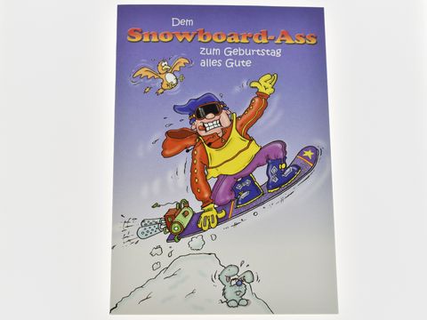 Eine farbenfrohe Geburtstagskarte mit einem Snowboardfahrer, der fröhlich auf einem Snowboard fährt, umgeben von cartoonhaften Tieren und dem Text zum Geburtstag. Hersteller: Juwelier Harnisch.
