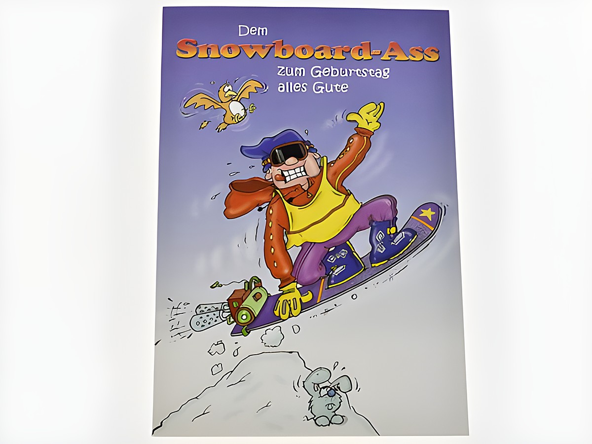 Eine farbenfrohe Geburtstagskarte mit einem Snowboardfahrer, der fröhlich auf einem Snowboard fährt, umgeben von cartoonhaften Tieren und dem Text zum Geburtstag. Hersteller: Juwelier Harnisch.