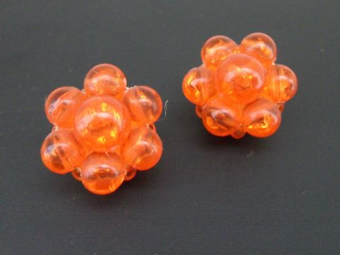 Ohrclip in orange mit blumigem Design, goldfarbene Synth. Zuchtperle, Hersteller Juwelier Harnisch, eleganter Ohrclip für stilvolle Akzente.
