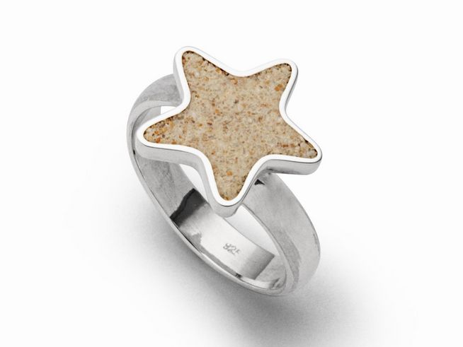 Sterling Silber Ring in Form eines Sandseesterns mit Strandsand-Einlage, elegantes Design für Strandliebhaber, erhältlich in weiteren Größen.