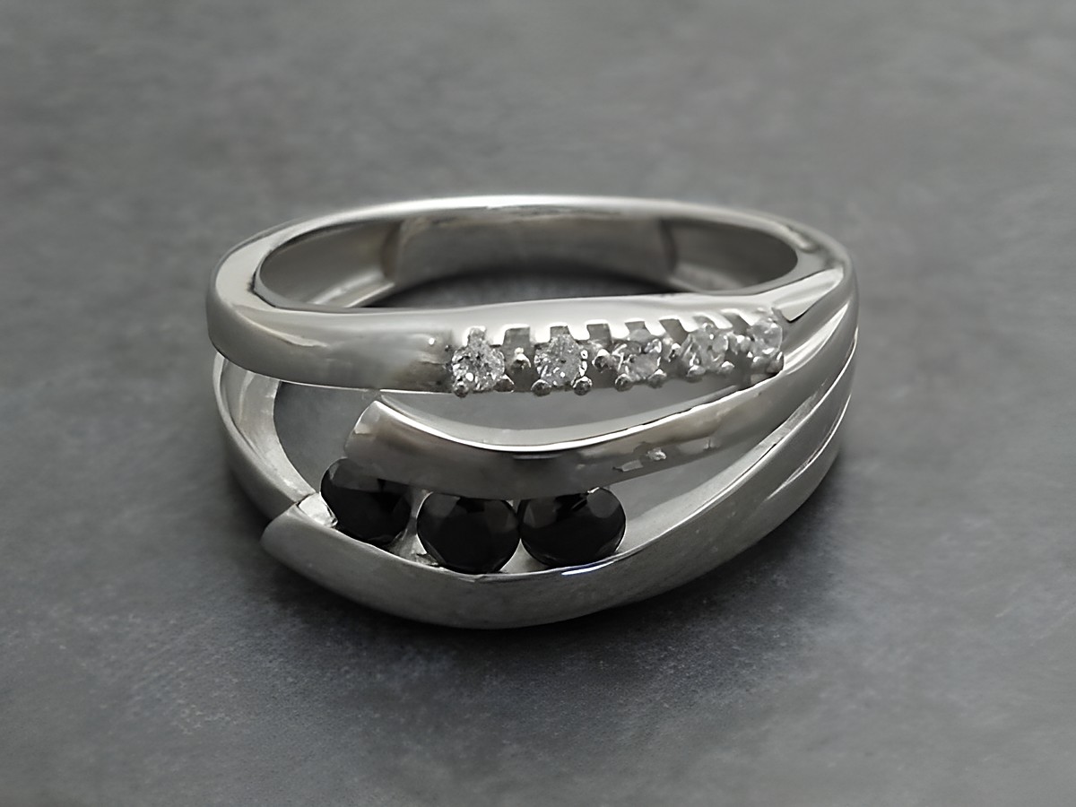 Silber Ring aus Sterling Silber, Größe 56/18, mit elegantem Design, verziert mit schwarzen und klaren Steinen, Hersteller Juwelier Harnisch, ideal bis Größe 56/17,8.