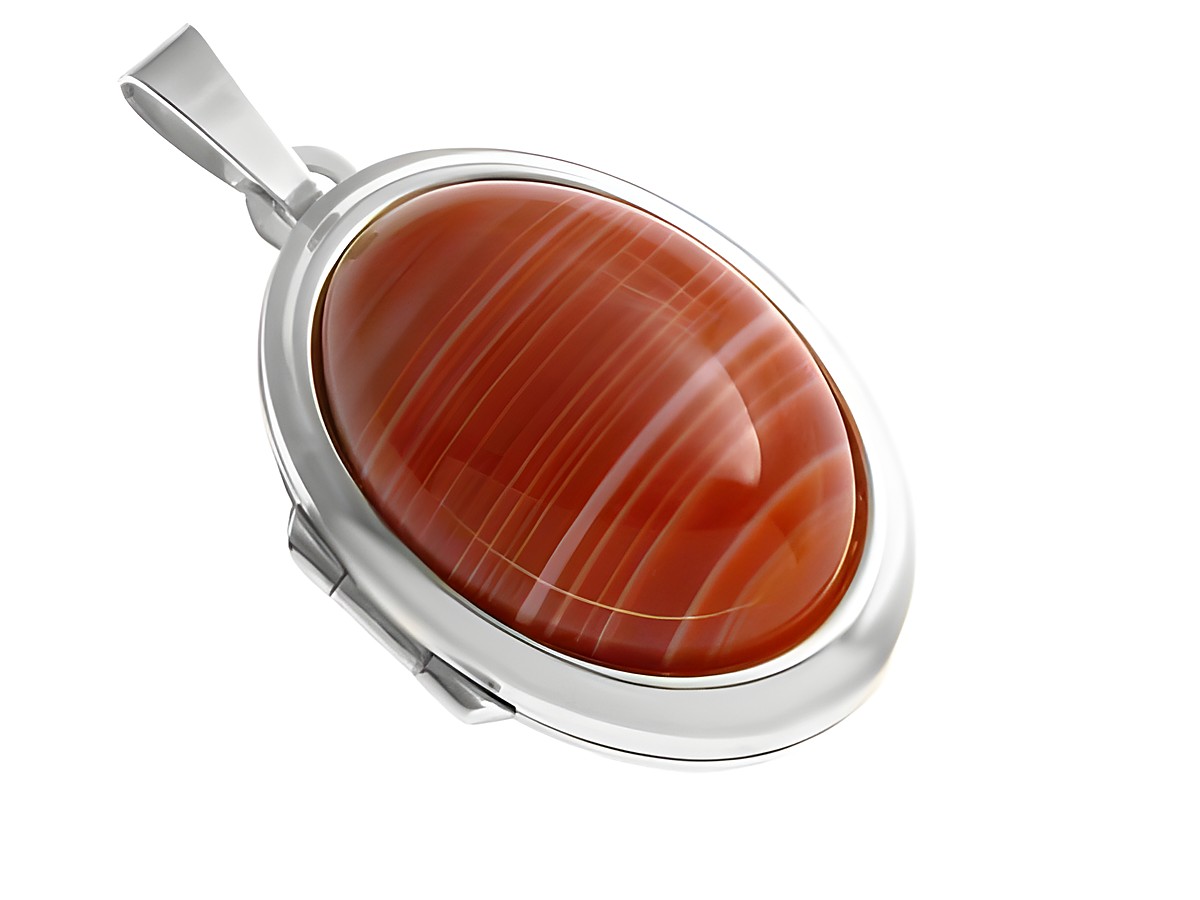 Roter Sardonyx Cabochon in einer eleganten Fassung aus Weißgold 585, gefertigt vom Juwelier Harnisch. Der Anhänger zeigt ein glänzendes, ovales Design mit feinen Streifen.