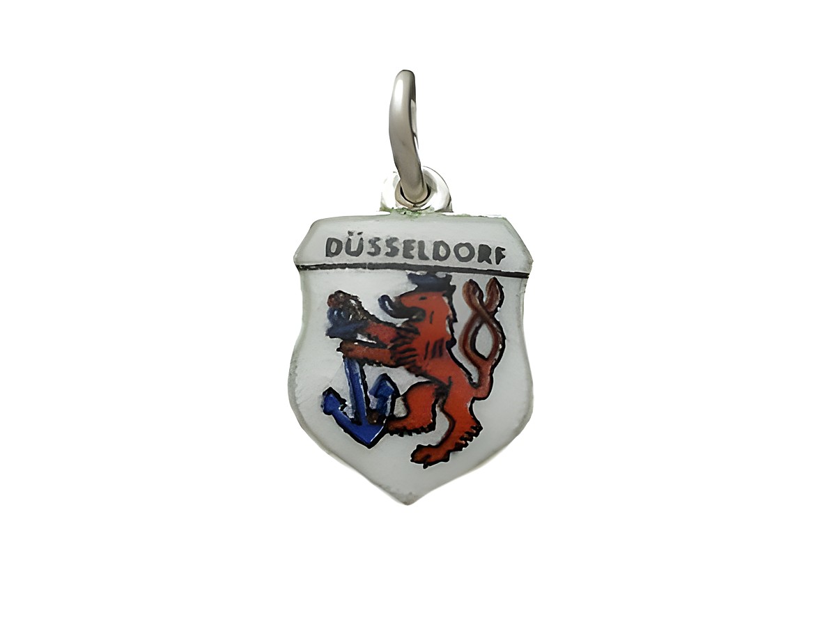 Silberner Anhänger mit dem Stadtwappen von Düsseldorf, das einen roten Löwen und einen Anker zeigt, dekoriert mit dem Schriftzug Düsseldorf, hergestellt von Juwelier Harnisch in Nordrhein-Westfalen.