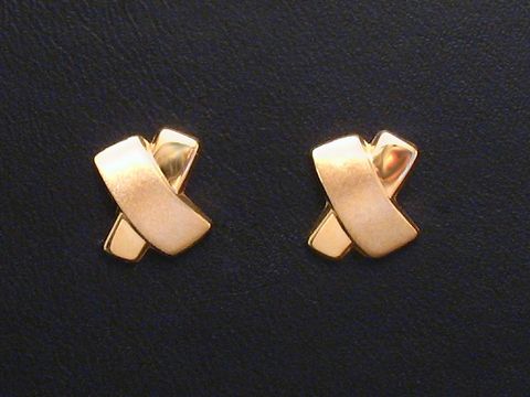 Gold Ohrstecker im Design von Juwelier Harnisch mit Kreuzmotiv, elegant und stilvoll, ideal für festliche Anlässe oder den Alltag.