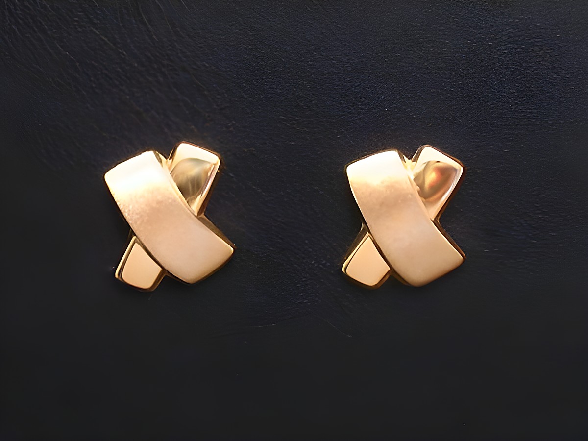 Gold Ohrstecker im Design von Juwelier Harnisch mit Kreuzmotiv, elegant und stilvoll, ideal für festliche Anlässe oder den Alltag.