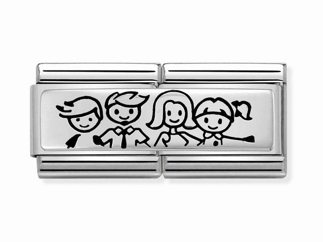 Silbernes Armband mit vier fröhlichen Strichmännchen, die eine Familie darstellen. Es sind zwei Kinder und zwei Erwachsene abgebildet, die gemeinsam stehen und lächeln.