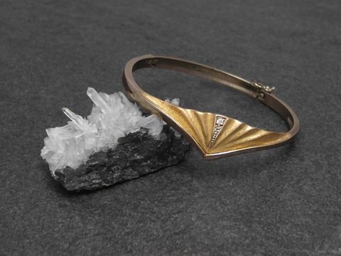 Silber Armreifen edel Sterling Silber bicolor 17 cm von Juwelier Harnisch, vor einem dekorativen Mineralstein platziert. Elegantes Design mit besonderen Details, ideal für stilvolle Akzente.