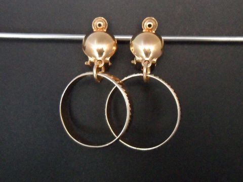 Ohrclip in rotgoldfarben mit einem Durchmesser von 38,3 mm, zeitloses Design, hergestellt von Juwelier Harnisch, elegant und vielseitig kombinierbar.