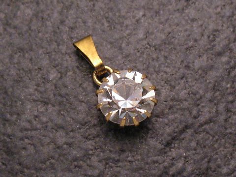 Weißer Strass Anhänger im Sexy City Look, rund und elegant, mit goldener Fassung, Hersteller Juwelier Harnisch, perfekt für besondere Anlässe oder als modisches Accessoire.