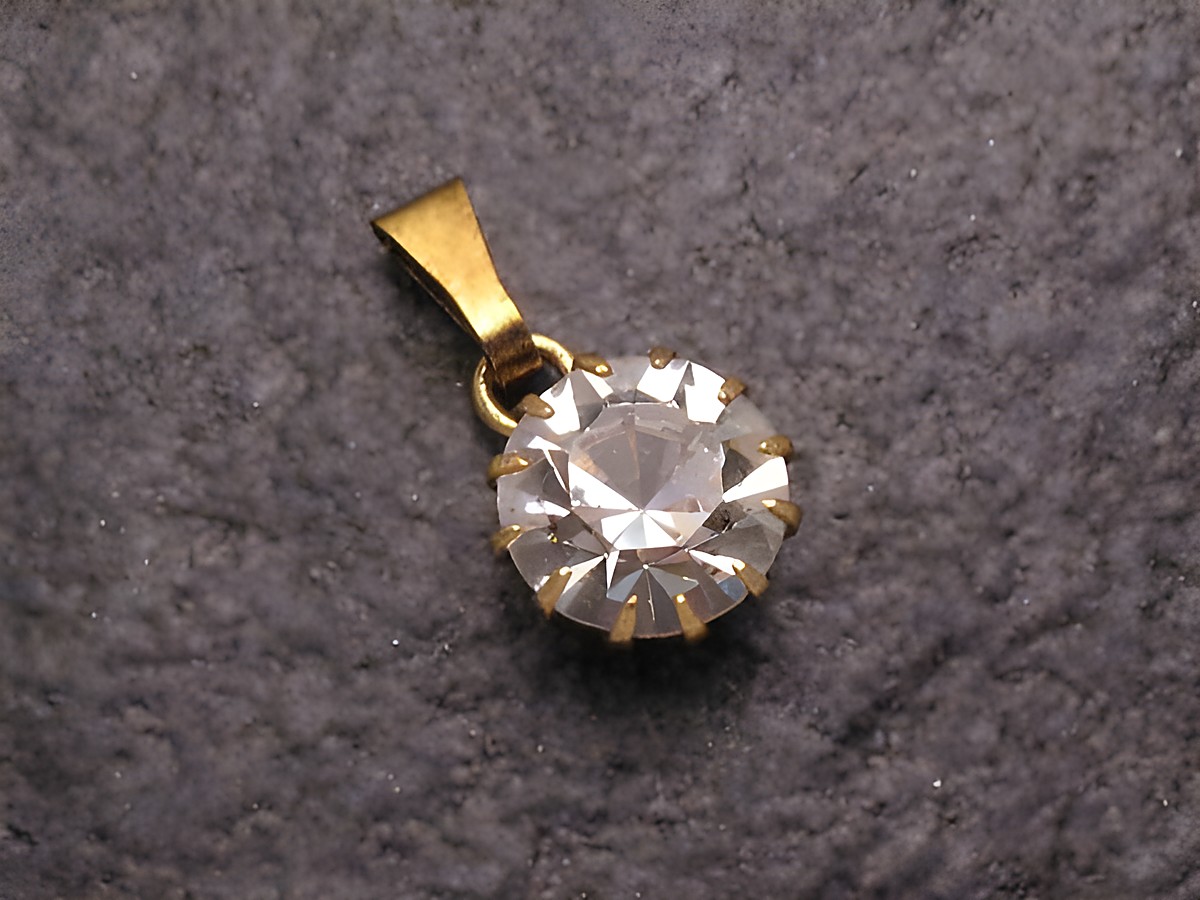 Weißer Strass Anhänger im Sexy City Look, rund und elegant, mit goldener Fassung, Hersteller Juwelier Harnisch, perfekt für besondere Anlässe oder als modisches Accessoire.