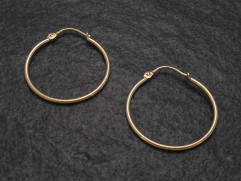 Elegante Creolen aus Gold 585 mit einem Durchmesser von 25 mm, poliert und hochwertig verarbeitet, hergestellt von Juwelier Harnisch. Ideal für stilvolle Akzente im Alltag.