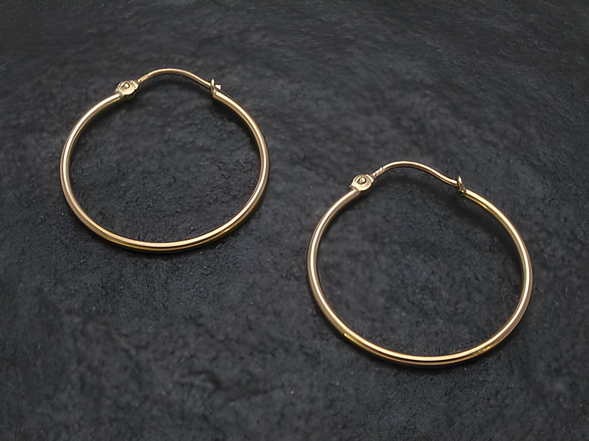 Elegante Creolen aus Gold 585 mit einem Durchmesser von 25 mm, poliert und hochwertig verarbeitet, hergestellt von Juwelier Harnisch. Ideal für stilvolle Akzente im Alltag.