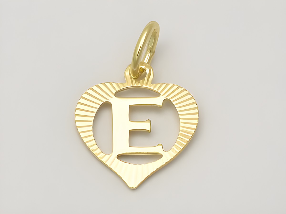 Herz Buchstabe E Gold Anhänger 333 Gold diamantiert vom Hersteller Juwelier Harnisch mit einem stilvollen und eleganten Design.