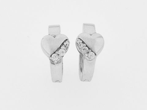 Creolen aus Silber rhodiniert in Herzform mit schillerndem Zirkonia von 1,1 mm, geeignet für Kinder, hergestellt von Juwelier Harnisch.