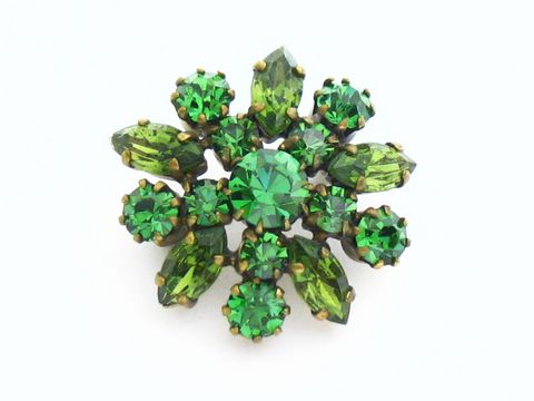 Strass Brosche in Form einer Blume, grün gefasst, vom Hersteller Juwelier Harnisch, mit verschiedenen Grüntönen, ideal als elegantes Accessoire.