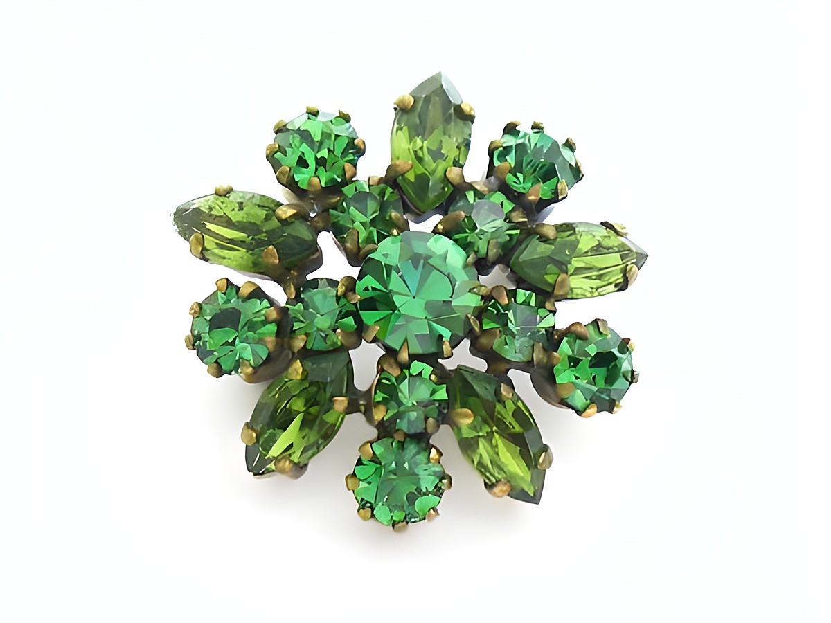 Strass Brosche in Form einer Blume, grün gefasst, vom Hersteller Juwelier Harnisch, mit verschiedenen Grüntönen, ideal als elegantes Accessoire.