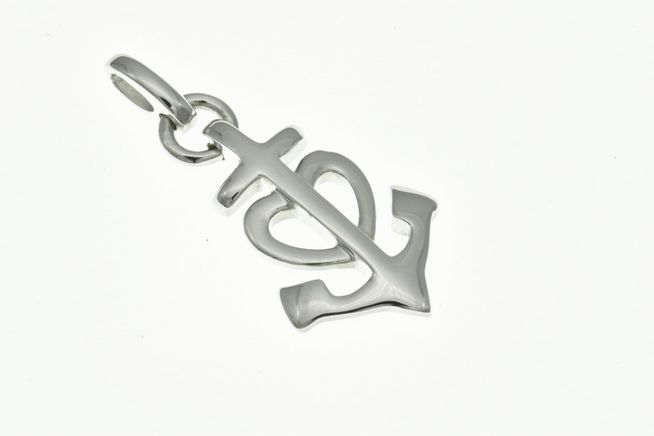Ein moderner Glaube-Liebe-Hoffnung Anhänger aus rhodiniertem Sterling Silber, der das Symbol eines Ankers vereint, hergestellt von Juwelier Harnisch, ideal für maritime Liebhaber.