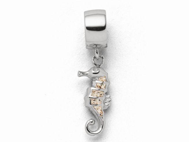 Charm in Form eines Seepferds aus Sterling Silber mit Strandsand-Applikationen. Ideal für Armbänder, verleiht einen maritimen Akzent. Hochwertige Verarbeitung von DUR.