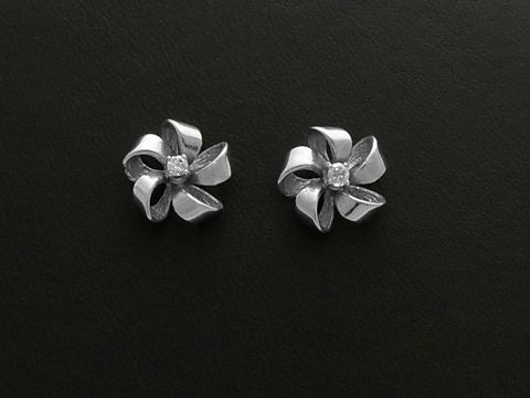 Weißgold Ohrstecker 585 in Form einer Blüte mit einem Brillant von 0,10 ct. W/P, hergestellt von Juwelier Harnisch, elegante Ohrringe für besondere Anlässe.