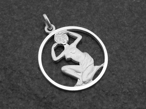 Silber Anhänger rund mit dem Sternzeichen Jungfrau, hergestellt von Juwelier Harnisch, präsentiert eine elegante Darstellung der Jungfrau in seiner Mitte.