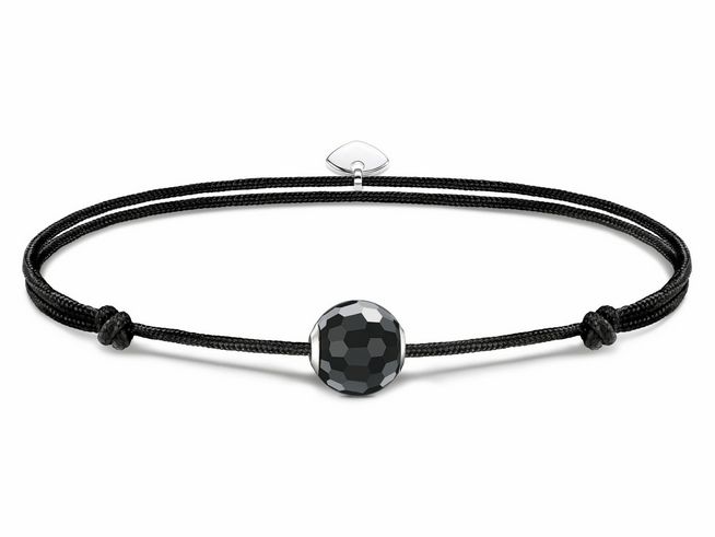 Armband von Thomas Sabo aus Textil mit einem Karma Bead aus Silber und Obsidian in Schwarz, längenverstellbar bis 22 cm. Das Design ist schlicht und modern.
