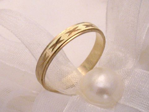 360230-0 Ein eleganter Freundschaftsring CROSS aus Gold auf Silber in Größe 51 mit feiner Riffelung, ideal für besondere Anlässe, hergestellt von Juwelier Harnisch bis Größe 52.