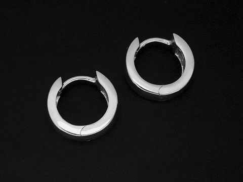 Silber Creolen 1,2 cm aus rhodiniertem Sterling Silber mit einer Breite von 4,1 mm, hergestellt von Juwelier Harnisch, elegant und zeitlos.
