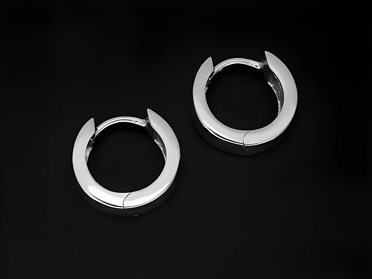Silber Creolen 1,2 cm aus rhodiniertem Sterling Silber mit einer Breite von 4,1 mm, hergestellt von Juwelier Harnisch, elegant und zeitlos.