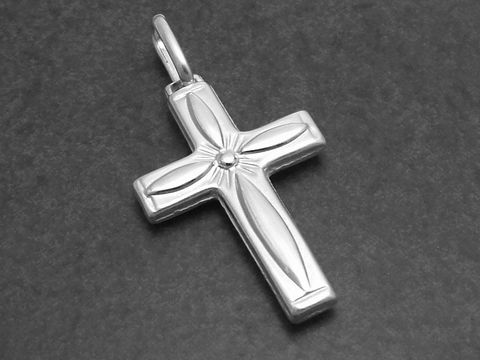 Silber Kreuz Anhänger mit plastischem und 3D Design, 2,6 cm groß, von Juwelier Harnisch, verziert mit einem Muster und einer zentralen Vertiefung.