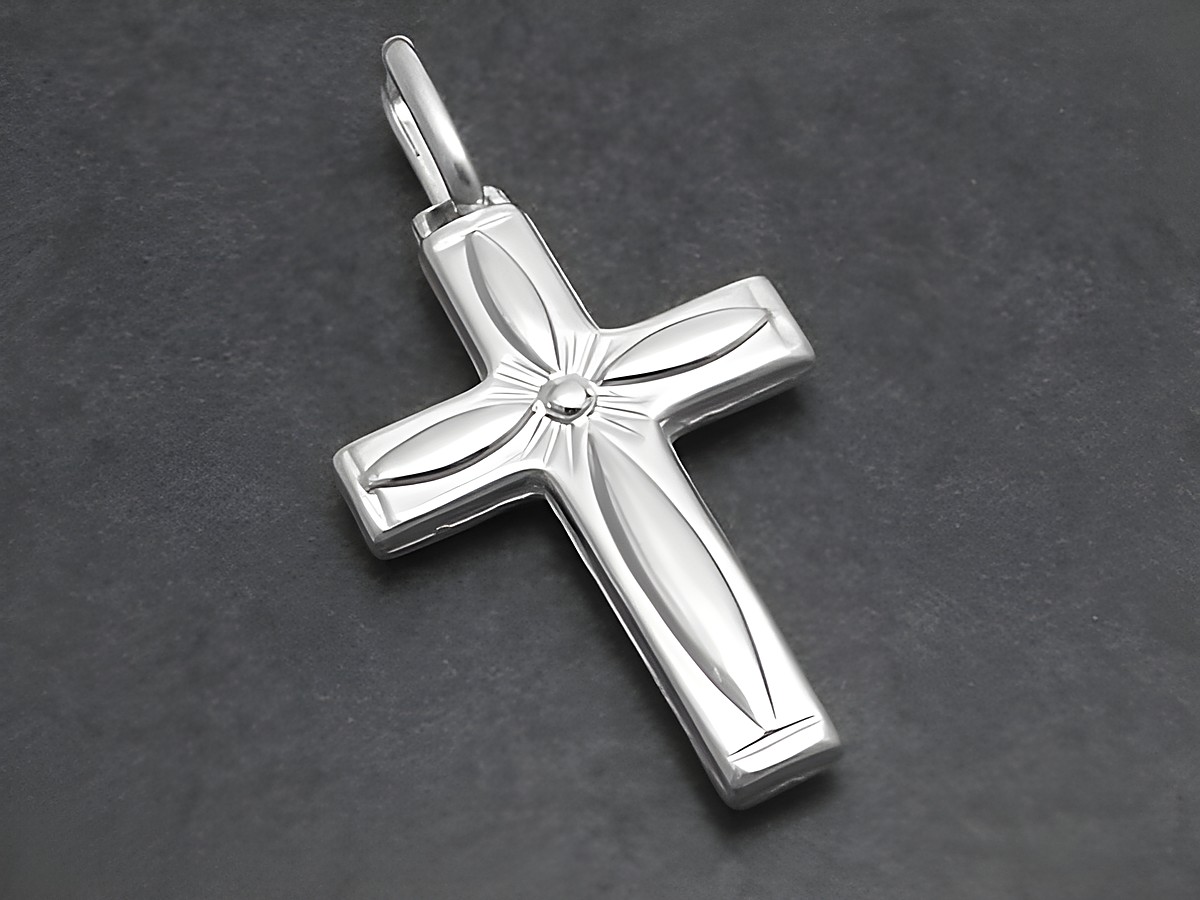 Silber Kreuz Anhänger mit plastischem und 3D Design, 2,6 cm groß, von Juwelier Harnisch, verziert mit einem Muster und einer zentralen Vertiefung.