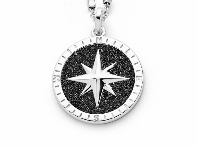 Sterling Silber Anhänger in rhodiniertem Finish mit einem Kompassmotiv aus Lavasand, dekoriert mit einer klaren, spitzen Kompassrose und Himmelsrichtungen in einer schicken Optik.