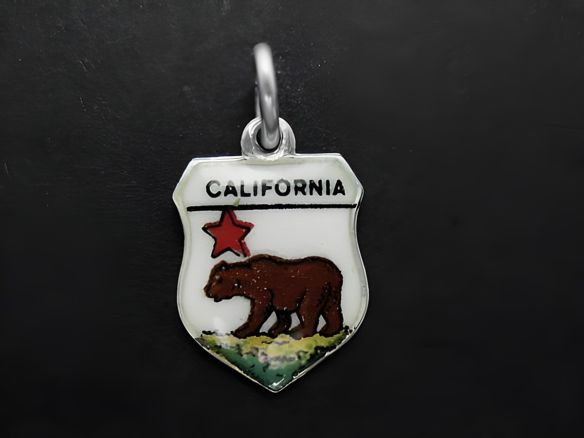 Silber Anhänger mit dem Staatswappen von Kalifornien, zeigt einen Bären und einen roten Stern, hergestellt von Juwelier Harnisch, geeignet für Sammler und Liebhaber der USA.